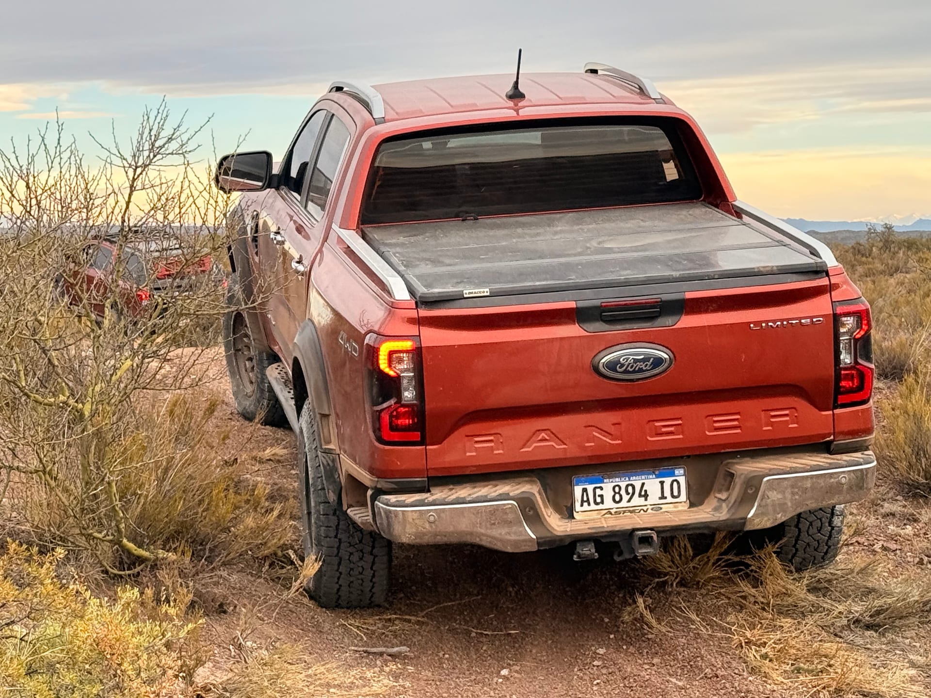 Ford Ranger roja avanzando por un sendero de tierra