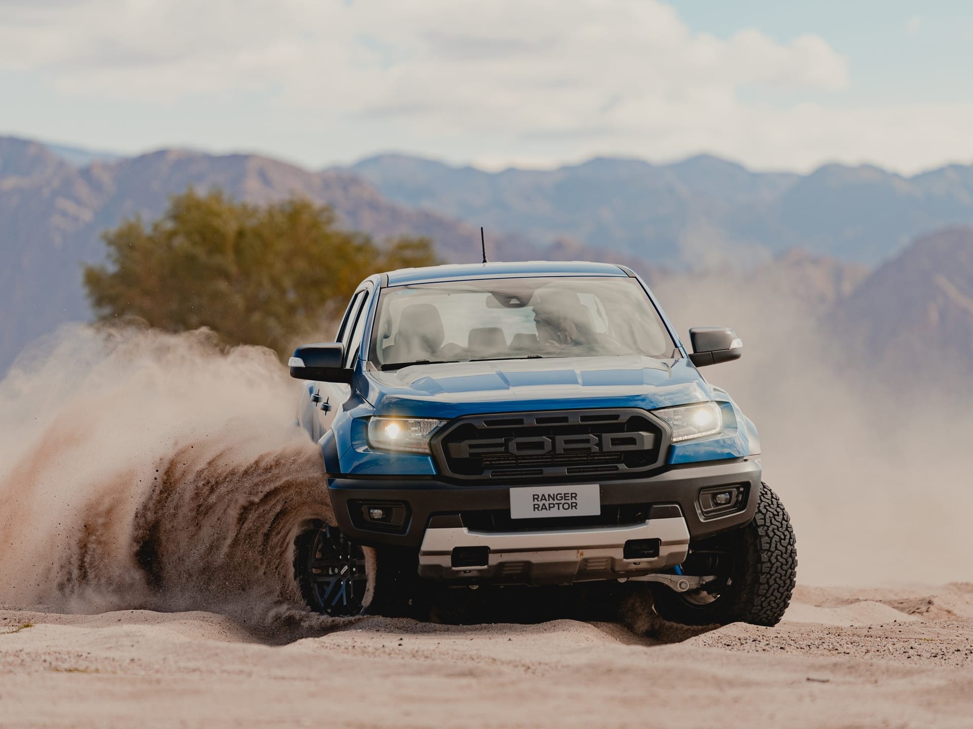 Ford Ranger Raptor recorriendo un terreno de arena